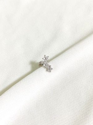 Piercing trio de flores blanco