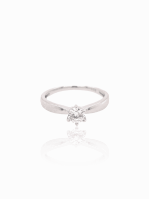 Anillo compromiso uñas