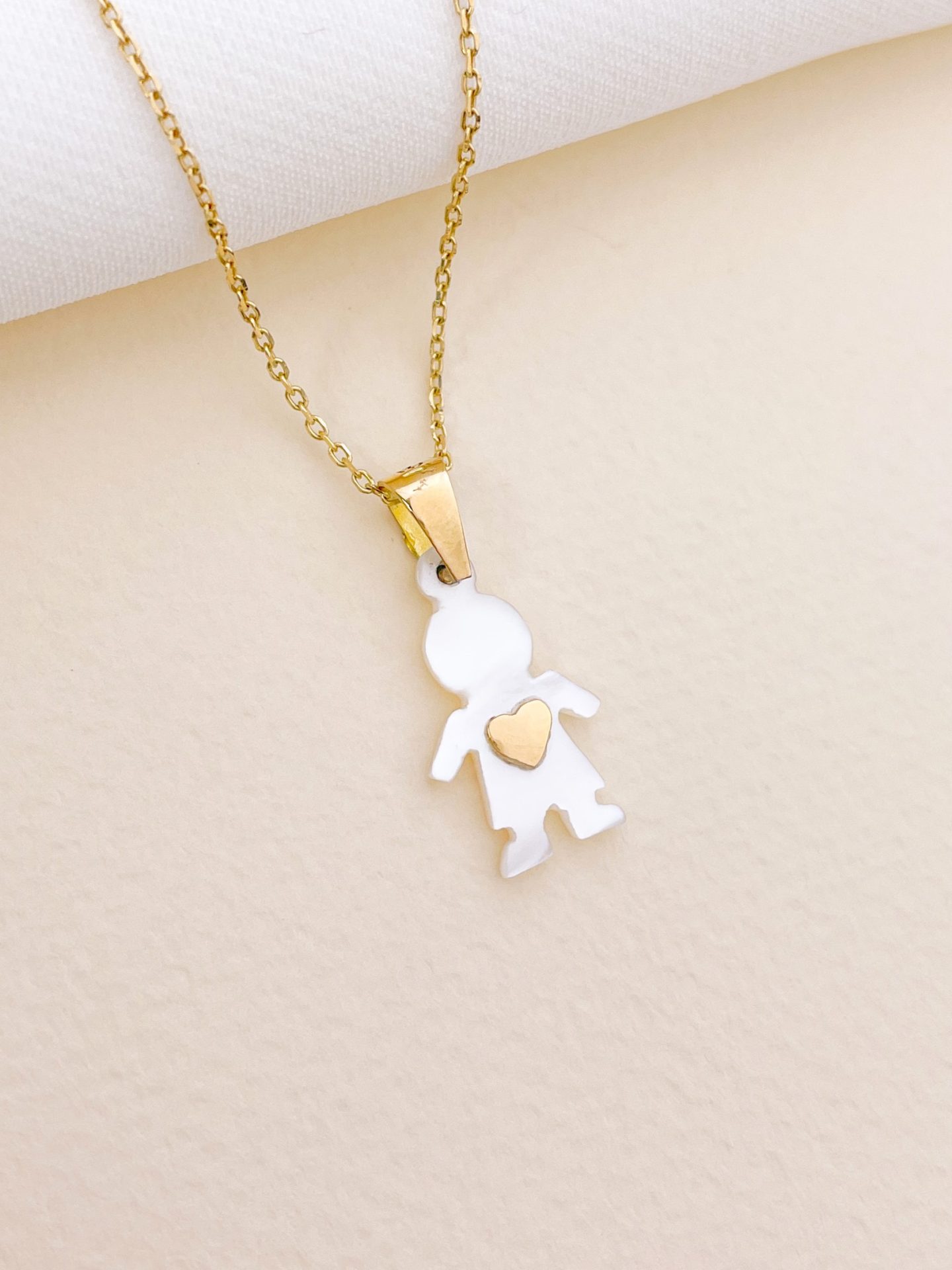 Dije niño nacar-oro18k