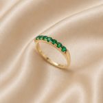 Anillo medio rivier esmeralda